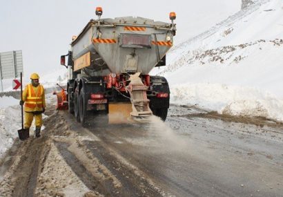 استقرار راهداران همدان در محور‌های برف گیر استان همدان