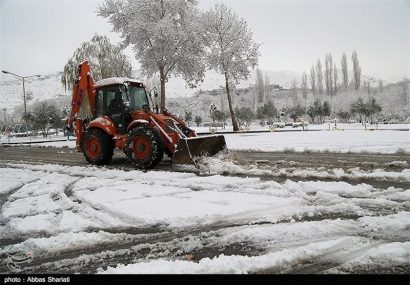 برف روبی و پاکسازی معابر توسط شهرداری همدان در سطح شهر ادامه دارد