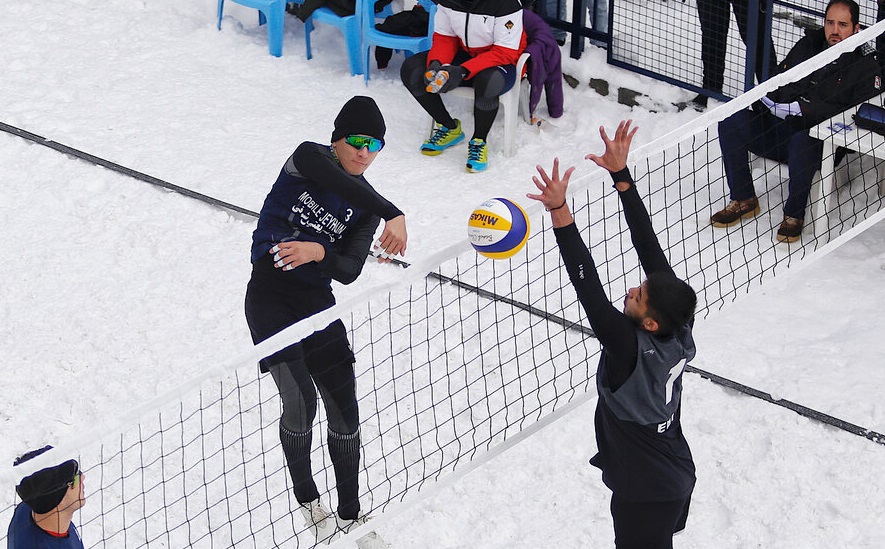 مسابقات والیبال برفی کشور در همدان آغاز شد